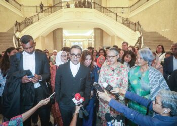 Peguam Sisters in Islam (SIS), Datuk Malik Imtiaz Sarwar pada sidang akhbar selepas Mahkamah Persekutuan memutuskan satu fatwa Selangor yang mengisytiharkan fahaman liberalisme dan pluralisme agama sebagai sesat tidak boleh diguna pakai terhadap SIS Forum Malaysia, Khamis lalu.