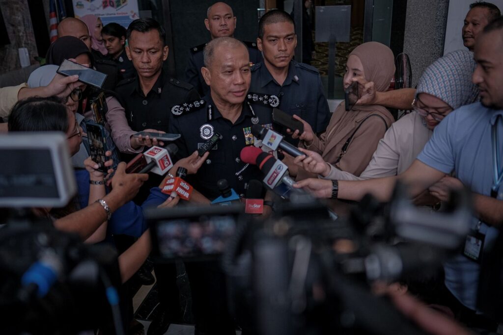 ‘Saya tidak terbabit dalam politik sepanjang 38 tahun dalam polis’ ‘Saya tidak terbabit dalam politik sepanjang 38 tahun dalam polis’