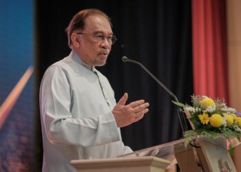 ANWAR Ibrahim menyampaikan ucapan pada Majlis Perhimpunan Bulanan dan Perjumpaan Warga Kementerian Kewangan serta agensi di Kementerian Kewangan, Putrajaya. - UTUSAN/FAIZ ALIF ZUBIR