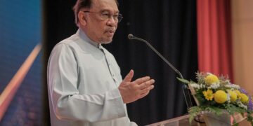 ANWAR Ibrahim menyampaikan ucapan pada Majlis Perhimpunan Bulanan dan Perjumpaan Warga Kementerian Kewangan serta agensi di Kementerian Kewangan, Putrajaya. - UTUSAN/FAIZ ALIF ZUBIR