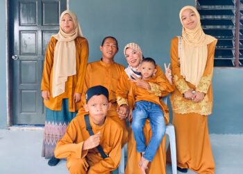 GAMBAR kenangan Jamal Azizul Samat dan Lizawati Abdullah (duduk) bersama empat anaknya yang dirakam pada Hari Raya Aidiladha lalu.