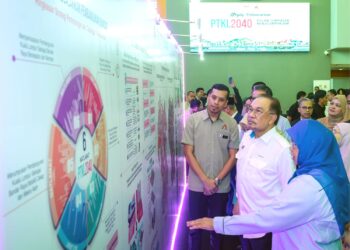 ANWAR Ibrahim melihat buku PTKL 2040 pada Majlis Peluncuran Pelan Tempatan Kuala Lumpur (PTKL) 2040 di Institut Latihan Dewan Bandaraya Kuala Lumpur (DBKL) Kuala Lumpur, semalam.-UTUSAN/MUHAMAD IQBAL ROSLI.