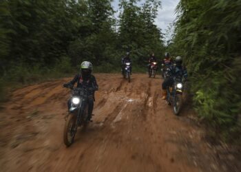 SEKUMPULAN guru Sekolah Kebangsaan Balar dilihat nekad berulang-alik hampir setiap minggu dengan menunggang motosikal sejauh kira-kira 60 kilometer melalui laluan lasak (Offroad) dan mengambil masa kira-kira 3-4 jam jika cuaca baik untuk tiba ke Pos Balar di sini hari ini. - MINGGUAN/AMIR KHALID