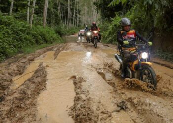 SEKUMPULAN guru Sekolah Kebangsaan (SK) Balar dilihat nekad berulang-alik hampir setiap minggu dengan menunggang motosikal sejauh kira-kira 60 kilometer melalui laluan lasak (offroad) dan mengambil masa kira-kira 3-4 jam jika cuaca baik untuk tiba ke Pos Balar dI Gua Musang Kelantan.-MINGGUAN/AMIR KHALID