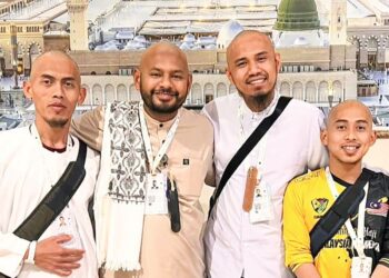 MOHAMAD Al-Bukhari Ellia (kanan) dan Mohamad Azizul Abdullah (kiri) kembali ke tanah air tidak lama lagi setelah menunaikan ibadah haji di Tanah Suci.