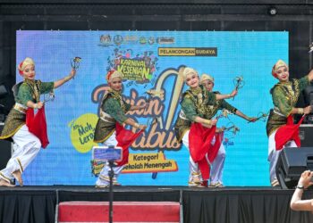 KUMPULAN penari Gen’ Tari dari Sekolah Seni Malaysia Perak (SSeMP) membuat persembahan pada Pertandingan Dabus Kreasi Sekolah Menengah pada Temasya Budaya@Perak 2025 di Stadium MPM, Perak. 
– MINGGUAN/MUHAMAD NAZREEN SYAH MUSTHAFA