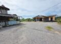 KEADAAN di Kampung Bandar di Kampung Gajah, Perak yang sunyi tanpa penduduk. – UTUSAN/AIN SAFRE BIDIN