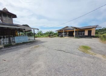 KEADAAN di Kampung Bandar di Kampung Gajah, Perak yang sunyi tanpa penduduk. – UTUSAN/AIN SAFRE BIDIN