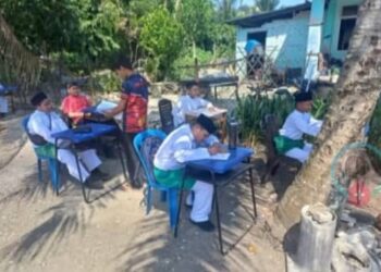 MURID SRAR Rahmatud Diniah Kampung Rahmad Changkat Sulaiman, Sungkai menduduki peperiksaan di luar kelas. - MEDIA SOSIAL