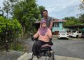 NAZIRAH Shamsudin bersama suaminya, Mohd Faizal Azuan Mohd. Salleh ketika ditemui di Kampung Permatang Pelanduk di Pasir Salak. – UTUSAN/AIN SAFRE BIDIN