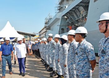 ANWAR Ibrahim (tiga dari kiri) dalam lawatan kerja ke limbungan Lumut Naval Shipyard (LUNAS) di Pengkalan Tentera Laut Diraja Malaysia (TLDM) Lumut semalam. – UTUSAN/ZULFACHRI ZULKIFLI