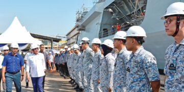 ANWAR Ibrahim (tiga dari kiri) dalam lawatan kerja ke limbungan Lumut Naval Shipyard (LUNAS) di Pengkalan Tentera Laut Diraja Malaysia (TLDM) Lumut semalam. – UTUSAN/ZULFACHRI ZULKIFLI