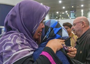 SEBAHAGIAN daripada 24 individu termasuk 17 warga Malaysia disambut ahli keluarga masing-masing di Lapangan Terbang Antarabangsa Kuala Lumpur (KLIA) Terminal 1, Sepang semalam. – UTUSAN/FAISOL MUSTAFA