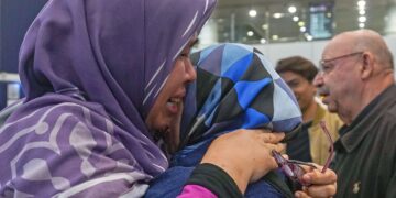 SEBAHAGIAN daripada 24 individu termasuk 17 warga Malaysia disambut ahli keluarga masing-masing di Lapangan Terbang Antarabangsa Kuala Lumpur (KLIA) Terminal 1, Sepang semalam. – UTUSAN/FAISOL MUSTAFA