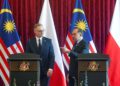 ANWAR Ibrahim bersama Andrzej Duda pada sidang akhbar sempena sambutan rasmi Presiden Poland ke Malaysia di Bangunan Perdana Putra, semalam. – UTUSAN/FAISOL MUSTAFA