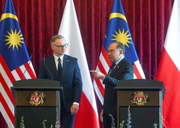 ANWAR Ibrahim bersama Andrzej Duda pada sidang akhbar sempena sambutan rasmi Presiden Poland ke Malaysia di Bangunan Perdana Putra, semalam. – UTUSAN/FAISOL MUSTAFA