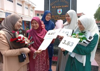 NURAISHA Munira Muda (dua dari kiri) meraikan kejayaan cemerlang dalam Sijil Tinggi Persekolahan Malaysia (STPM) bersama kakaknya dan kawan-kawan di Sekolah Menengah Kebangsaan Bukit Tunggal, Kuala Nerus, Terengganu.