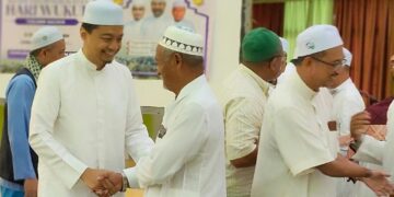 MOHD. Syahir Che Sulaiman (kiri) bersalam dengan tetamu yang hadir ke Sambutan Penghayatan Hari Wukuf Parlimen Bachok, Kelantan, semalam. – UTUSAN/YATIMIN ABDULLAH.