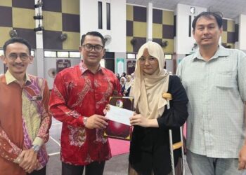 NUR ARDIANA MOHAMMAD DANIEL YEWSOF menerima sijil penghargaan dan sumbangan disampaikan yangvdisampaikan 
Dr. Othman Ibrahim(dua dari kiri)  di Kluang, Johor  baru-baru ini. – UTUSAN/ ADNAN IBRAHIM
