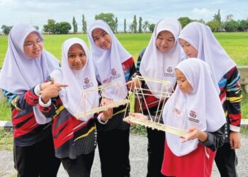 SEKUMPULAN murid menunjukkan inovasi  replika jambatan semasa pertandingan inovasi  sempena penganjuran Bulan STEM dan TVET yang diadakan di Sekolah Menengah Kebangsaan (SMK) Tunku Abdul Aziz, Alor Star Kedah baru-baru ini.