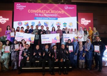 SEMUA pemenang kategori sekolah rendah bergambar pada majlis Anugerah AIA Healthiest Schools (Sekolah Tersihat AIA) yang diadakan di ibu negara baru-baru ini. – UTUSAN/FIRDAUS M. JOHARI.