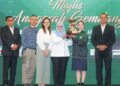 Tan Pei Ler, 16, menerima Anugerah Olahragawati SSBJ 2024 pada Majlis Anugerah Gemilang (MAG) SSBJ 2024 di di ibu negara  baru-baru ini. – UTUSAN/ISKANDAR ISHAK