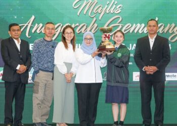 Tan Pei Ler, 16, menerima Anugerah Olahragawati SSBJ 2024 pada Majlis Anugerah Gemilang (MAG) SSBJ 2024 di di ibu negara  baru-baru ini. – UTUSAN/ISKANDAR ISHAK