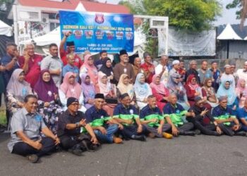 PESERTA terdiri daripada alumni Sekolah Menengah Jerantut (1974-1978) yang datang dari seluruh tanah air bergambar kenangan dalam majlis sambutan di D’Laman Qaseh, Jerantut, Pahang, baru-baru ini