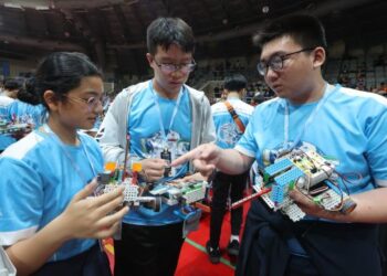 ETHAN Ling (tengah) bersama Abrielle Siow (kiri) dan seorang lagi peserta yang menyertai Pertandingan Robot Belia Antarabangsa (IYRC) ASEAN 2025 di Kompleks Sukan EduCity, Iskandar Puteri menunjukkan robot masing-masing.