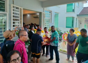 MAYAT mendiang V. Vennpani tiba di rumahnya di SP Heights awal pagi tadi sebelum dibawa ke tempat pembakaran di Kampung Serukam, di Sungai Petani, Kedah.