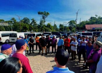 SEBAHAGIAN sukarelawan van jenazah yang akan membantu membawa pulang jenazah pelajar UniversIti Perguruan Sultan Idris (UPSI) berkumpul berhampiran masjid Hadhari Jertih, Terengganu sebelum berkonvoi ke Gerik, Perak.
