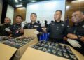 MAT Zani @ Mohd Salahuddin Che Ali (tengah) menunjukkan cecair vape mengandungi dadah kokain yang dirampas dalam Op Ironwood pada sidang akhbar di Bukit Aman, Kuala Lumpur, kelmarin. – UTUSAN/FARIZ RUSADIO