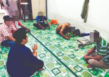 SEORANG lelaki khayal dan tidak boleh bergerak seakan tidur (tunduk) kesan ketagihan vape perisa dadah sintetik ketika hadir ke pusat harian lelaki Komited di Kuantan, Pahang.