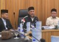 SYED Ibrahim Syed Ahmad (tengah) selepas Mesyuarat Jawatankuasa Hal Ehwal Agama Islam Negeri Pahang di Pusat Pentadbiran Sultan Ahmad Shah (PPSAS), Pahang, semalam.
