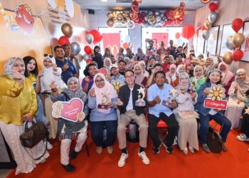 Sesi bergambar bersama Pengarah Jenama Kanan McDonald’s Malaysia, Azman Mohammad (tengah, duduk) dan kesemua para guru pada majlis Sambutan Hari Guru McDonald’s 2025 di McDonald’s Jalan Tun Razak di sini hari ini. UTUSAN/SYAKIR RADIN