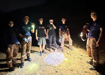 PASUKAN bomba berjaya membawa turun dua pendaki selepas salah seorang daripada mereka mengalami masalah dehidrasi dan keletihan ketika mendaki kawasan Taman Rimba Teluk Bahang di Balik Pulau, Pulau Pinang malam tadi.-GAMBAR/JBPM PULAU PINANG