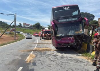 KEADAAN sebuah bas ekspres yang terbabas dan melanggar penghadang jalan di Kilometer 8, Jalan Gua Musang-Kuala Lipis, Gua Musang, Kelantan-IHSAN POLIS