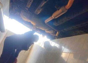 ANGGOTA KPDN Kelantan melakukan pemeriksaan ke atas kereta Proton Waja yang ditahan semasa cuba menyeludup petrol ke Thailand di Kompleks Imigresen, Kastam, Kuarantin dan Keselamatan (ICQS) Bukit Bunga, Tanah Merah, Kelantan.