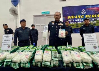 MUHAMMAD Abdul Halim (tiga dari kanan)  menunjukkan dadah yang dirampas menerusi pemeriksaan sebuah kereta sekitar Kampung Belat Batu, Beseri, Padang Besar dalam sidang akhbar di IPK Kangar, Perlis hari ini.-UTUSAN/ASYRAF MUHAMMAD
