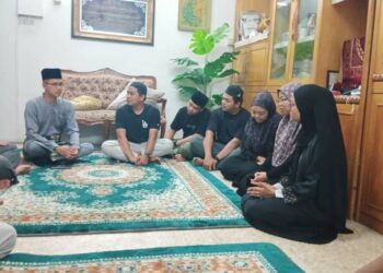 MOHD. Fared Mohd. Khalid (dua kiri) menyantuni ahli keluarga Allahyarham Misnan Ahmad yang dilaporkan meninggal dunia ketika berada di Mekah.