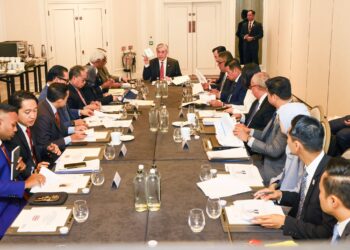 AHMAD Zahid Hamidi ketika mempengerusikan mesyuarat pramajlis bersama delegasi Malaysia sempena lawatan kerja rasmi beliau ke United Kingdom hari ini.