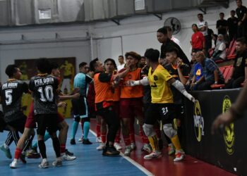 PERGELUTAN berlaku ketika perlawanan PFA Odin Sarawak menentang Kuala Lumpur 2 dalam aksi MPFL Divisyen 2 di Arena Futsal FAM, semalam.