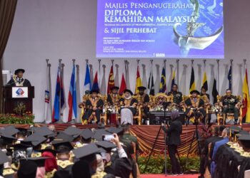 Mohamed Khaled Nordin ketika  Majlis Penganugerahan Diploma Kemahiran Malaysia RPEL dan Sijil Perhebat di Kem Sungai Buloh, hari ini.-UTUSAN/FIRDAUS JOHARI