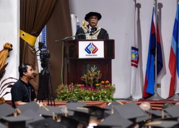 Mohamed Khaled Nordin ketika  Majlis Penganugerahan Diploma Kemahiran Malaysia RPEL dan Sijil Perhebat di Kem Sungai Buloh, hari ini.-UTUSAN/FIRDAUS JOHARI