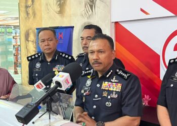 MOHD. Yusoff Mamat (kanan) bercakap pada sidang akhbar selepas Program Townhall Ketua Polis Kelantan, Cakna Remaja: Elak Gejala Sosial, Bina Masa Depan di Universiti Malaysia Kelantan Kampus Kota, Pengkalan Chepa, Kota Bharu, Kelantan hari ini.