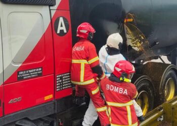 BEBERAPA anggota bomba sedang menampal kebocoran pada lori tangki bagi mengelakkan berlakunya tumpahan minyak berhampiran Plaza Tol Juru di Bukit Mertajam, Pulau Pinang.