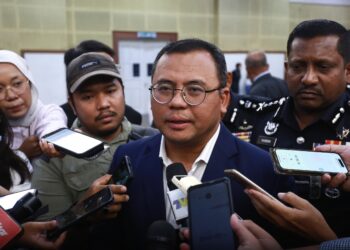 AMIRUDIN Shari  bersama pemberita selepas Majlis Penyerahan E-Bike oleh Menteri Besar Selangor kepada Polis Selangor di Ibu Pejabat Polis Kontinjen (IPK) Selangor, di sini, hari ini.-UTUSAN/ AFIQ RAZALI