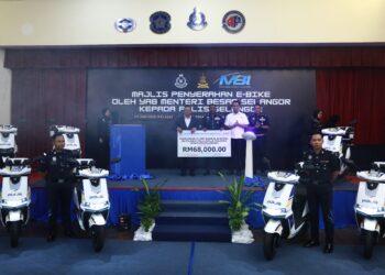 AMIRUDIN Shari (tengah) menyampaikan mock cek kepada Ketua Polis Selangor, Datuk Hussein Omar Khan sebagai simbolik penyerahan E-Bike kepada polis Selangor di Ibu Pejabat Polis Kontinjen Selangor, Shah Alam, Selangor hari ini-UTUSAN/ AFIQ RAZALI