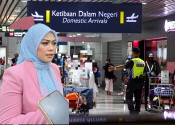 Kira-kira 80 jemaah haji yang dijadualkan berlepas ke Tanah Suci hari ini terpaksa membatalkan niat murni itu apabila mereka dilaporkan ditahan di KLIA.
