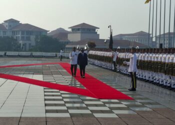 UMARO Sissoco Embalo memeriksa kawalan kehormat ketika sambutan rasmi negara ni Bangunan Perdana Putra, Putrajaya.